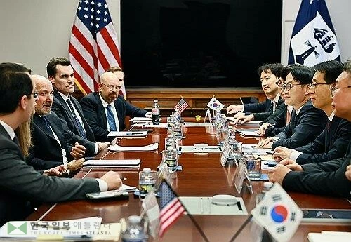  김정관 산업통상부 장관이 지난달 29일 워싱턴 D.C. 상무부 회의실에서 하워드 러트닉 상무부 장관과 면담을 갖고 관세 등 통상 현안을 논의하고 있다. [산업통상부 제공. 재판매 및 DB 금지]