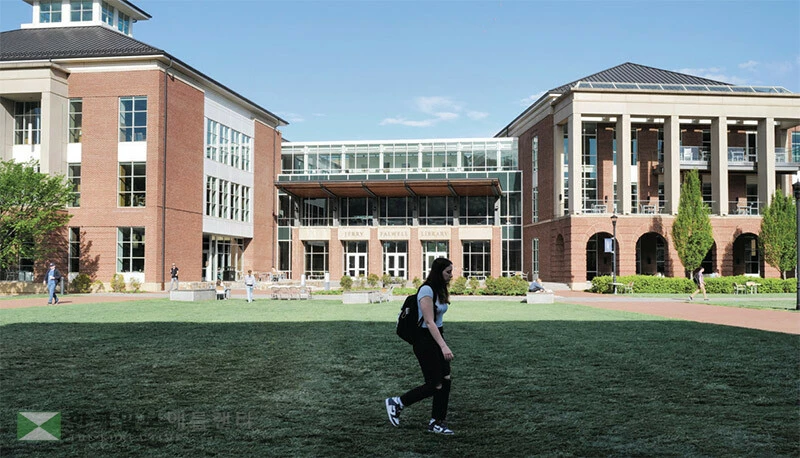  3년제 학사학위 지지자들은 학비 절감과 조기 취업을 장점으로 내세운다. 반면 교수진은 학력 저하와 교수 일자리 위협 등을 우려하고 있다. [로이터]
