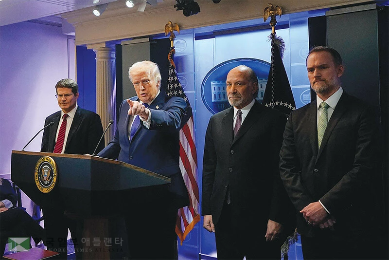  도널드 트럼프(왼쪽 두 번째부터) 대통령이 20일 백악관에서 연방 대법원의 상호관세 위헌 판결 이후 하워드 러트닉 연방 상무장관, 제이미슨 그리어 무역대표부(USTR) 대표와 함께 기자회견을 갖고 질문에 답하고 있다. [로이터]