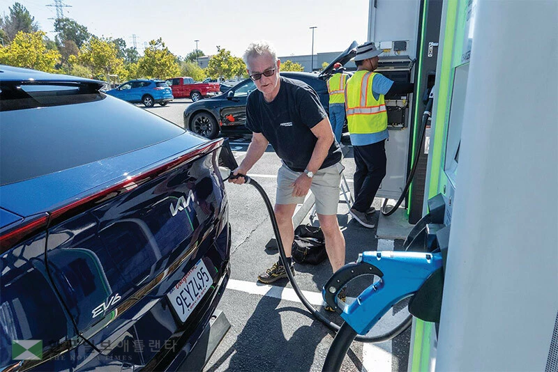 기아 EV6 운전자가 전기 충전을 하고 있다. [로이터]