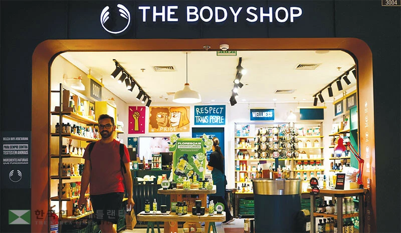 화장품을 최대한 절약해 오래 사용하는 ‘프로젝트 팬’ 챌린지가 소셜미디어에서 큰 인기다. 그러나 제품이 악취, 변색, 피부 자극을 일으킨다면 즉시 폐기해야 한다. [로이터]