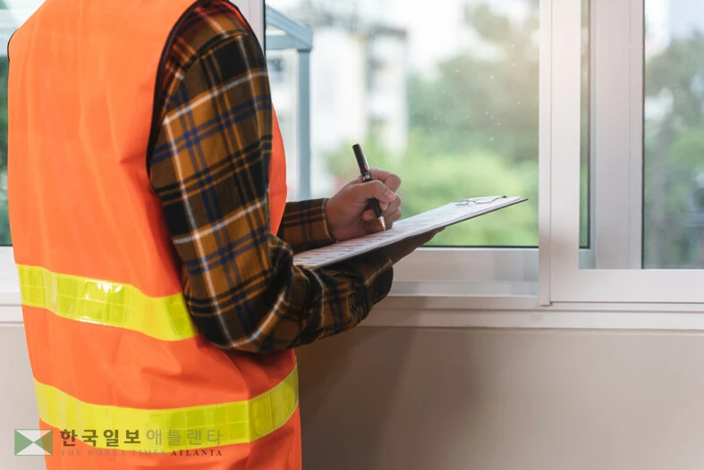 불량 시공 업체를 피하려면 여러 업체에서 가격 견적을 받아 비교하는 것이 중요하다. 업체를 결정한 후에는 명확하고 포괄적인 계약서 작성이 필수다.<사진=Shutterstock>