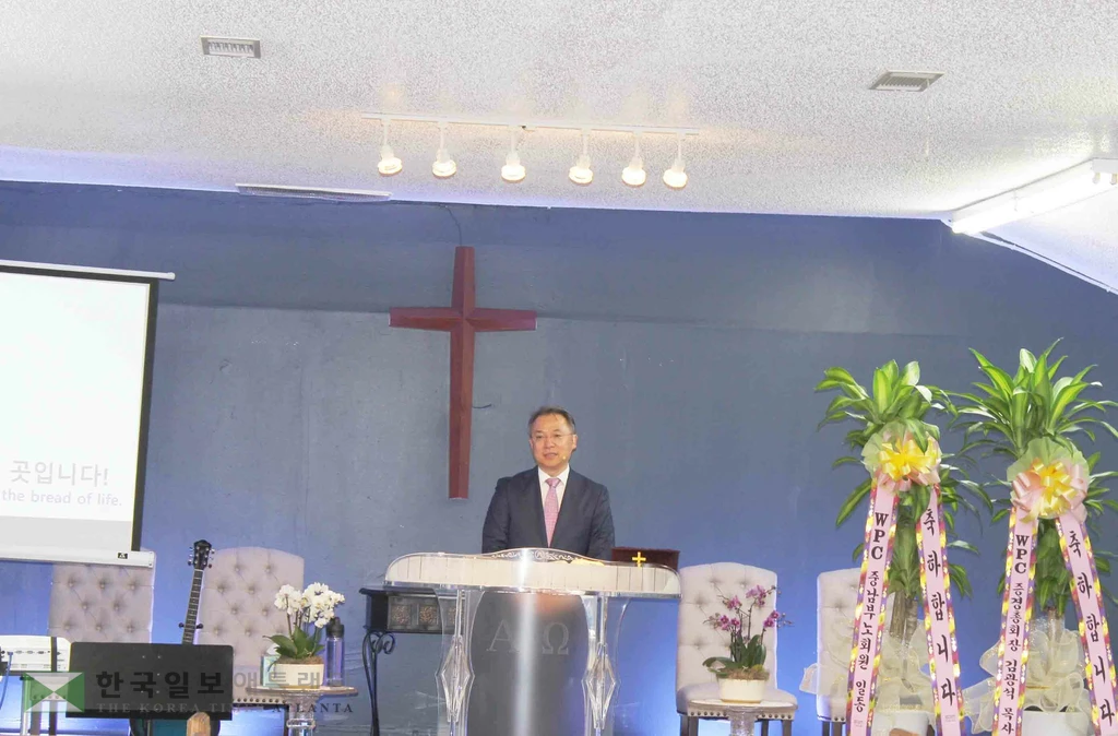21일 오후, 애틀랜타 새로남교회 둘루스 성전 이전 감사 예배에서 장민욱 담임목사가 ‘생명의 떡’을 주제로 설교를 전하고 있다.