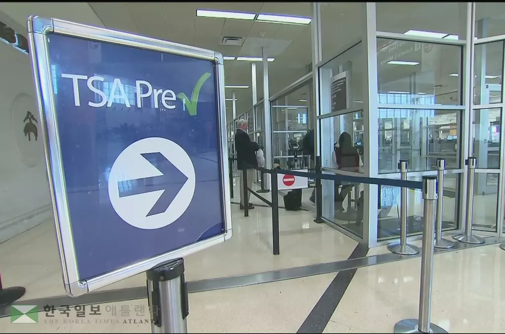 애틀랜타 하츠필드-잭슨 공항 보안검색은 프리체크 중단 혼선에도 불구하고 큰 지연사태 없이 정상 운영되고 있다.<사진=11얼라이브 뉴스>