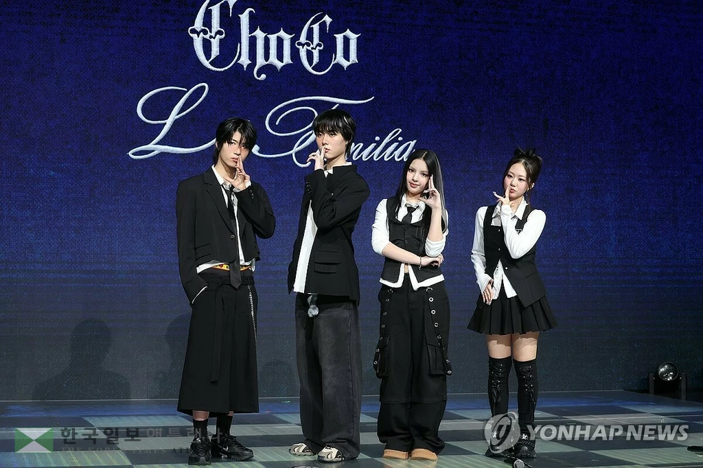 24일 서울 마포구 쇼킹케이팝센터에서 열린 초코엔터 패밀리 앨범 'ChoCo La Familia'(초코 라 파밀리아) 발매 기념 쇼케이스에서 멤버들이 포즈를 취하고 있다. 왼쪽부터 예찬, 태조, 안판, 윤지. 