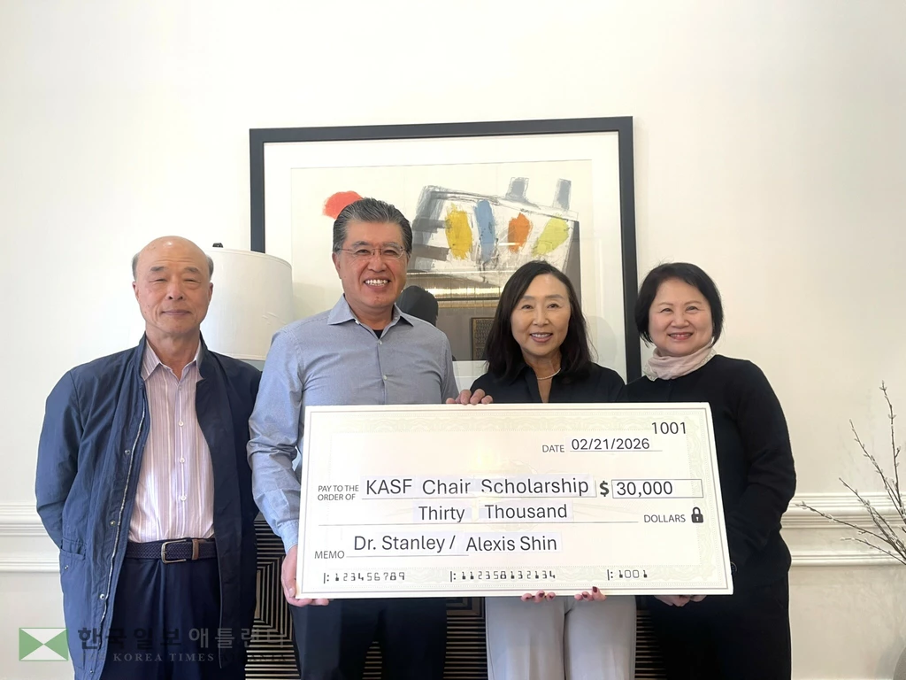 심장 전문의 신준호 박사 부부가 한미장학재단 남부지회에 장학기금 3만 달러를 기탁했다. 사진 왼쪽부터 이영진 이사, 신준호 박사, 김명미 이사, 이조앤 회장. 