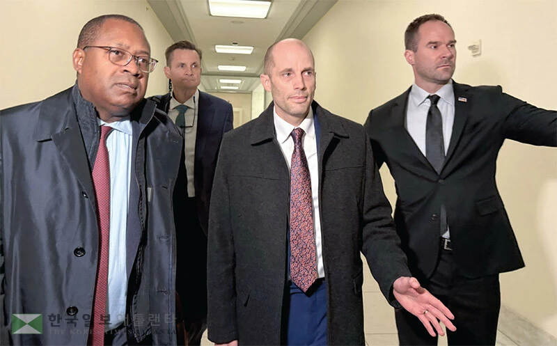  해롤드 로저스 쿠팡 한국법인 임시 대표(가운데)가 23일 워싱턴 DC 연방하원 법사위 회의장에 비공개 증언을 하기 위해 들어가고 있다. [연합]