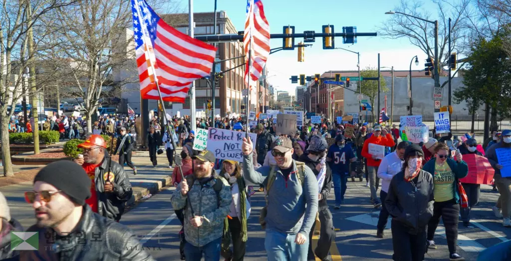 지난달 11일 애틀랜타 도심에서 ICE OUT을 외치며 행진하는 시위대 행렬.<사진=WABE>