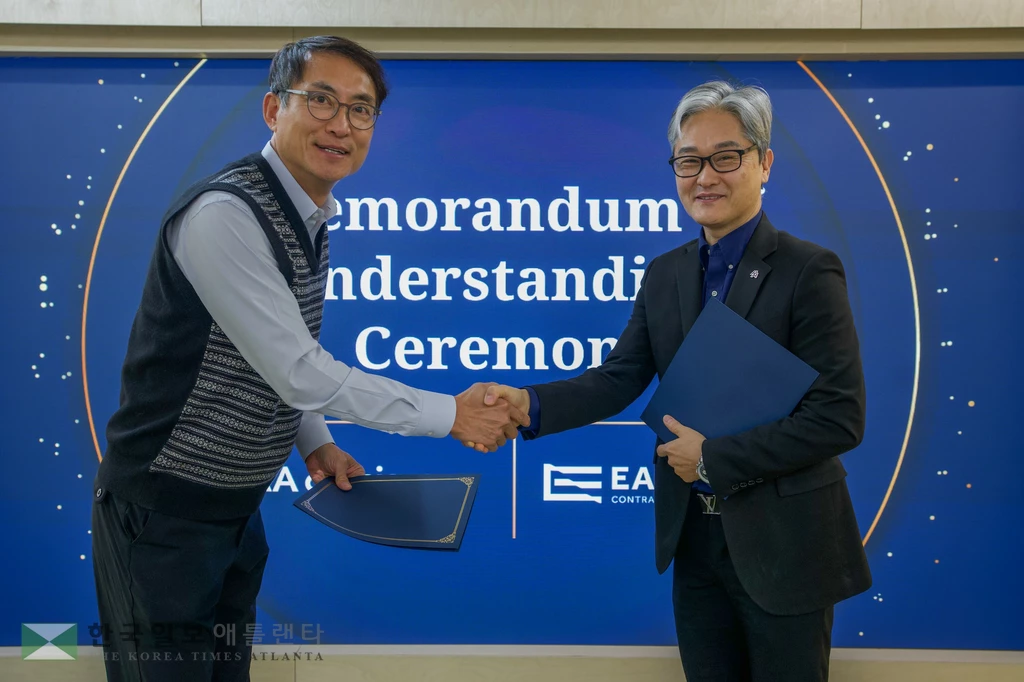 둘루스 소재 한인종합건설사 이스턴과 AA아키그룹이 업무협약(MOU)을 체결하고 있다.