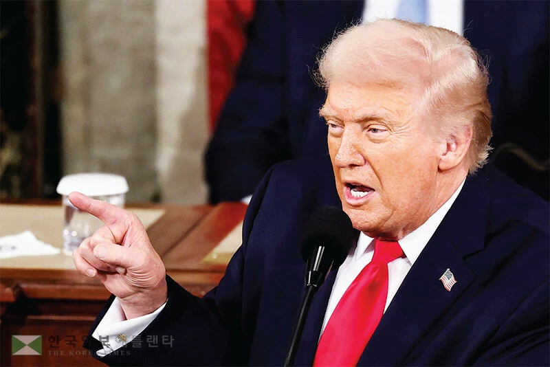  도널드 트럼프 대통령이 24일 밤 국정연설을 하고 있다. [로이터]