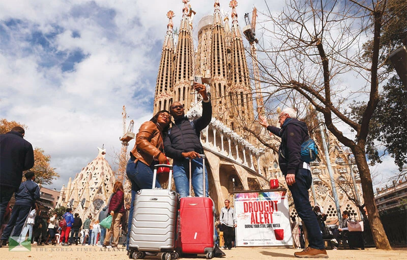  바르셀로나의 명물인 사그라다 파밀리아(성가정 성당) 앞에서 관광객들이 사진을 찍고 있다. [로이터]