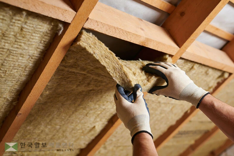 천정 단열재는 시간이 지나면서 성능이 떨어진다. 지은지 20년 이상인 주택의 경우 새 단열재를 추가로 채워 넣는 것이 좋다.<사진=Shutterstock>