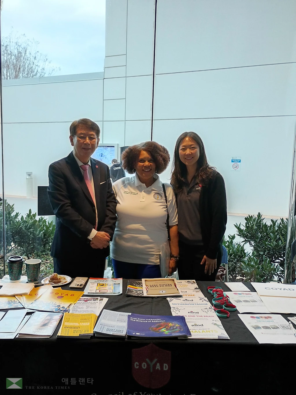 25일 열린 귀넷 지방검사장 연례성광 보고회에서 폴림 코야드 대표와 핏시 오스틴-갯슨 검사장이 기념사진을 찍고 있다.