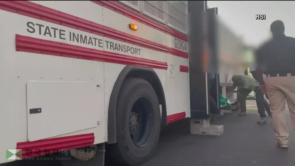 FBI 애틀랜타 지부 요원들이 ICE를 대신해 교도소 수감자 중 불법 이민자를 이민시설로 이송하는 일에 투입되고 있는 것으로 확인됐다.<사진=11 얼라이브 뉴스>