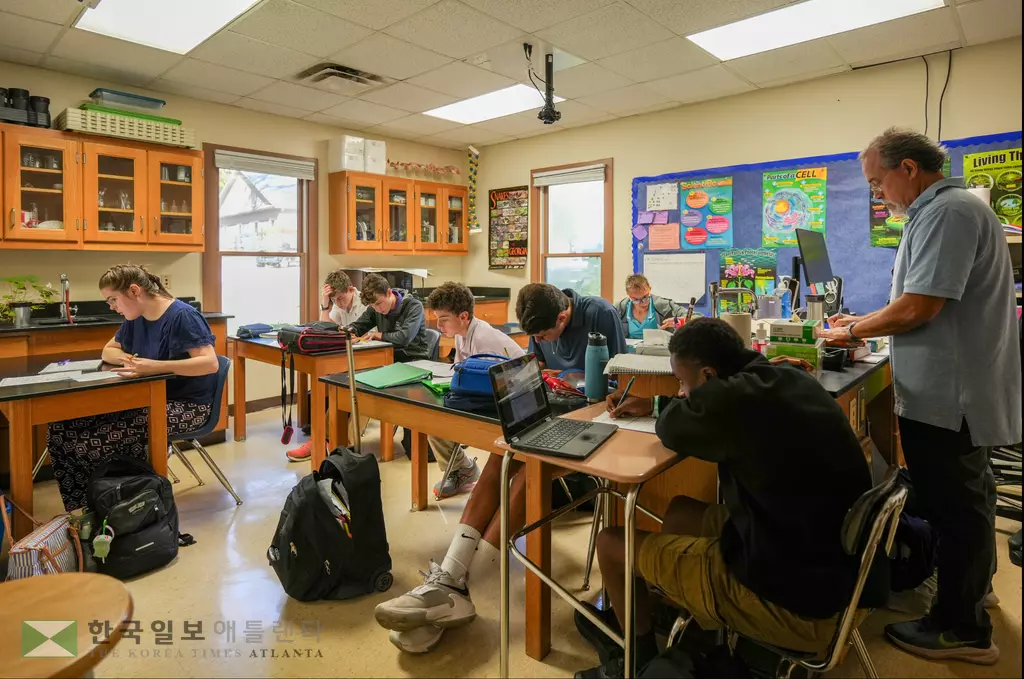 조지아의 한 고등학교 과학 수업 모습. 의무출석일수의 10% 이상을 결석하는 학생에 대해 운전면허를 정지시키도록 하는 법안이 주상원을 통과했다.