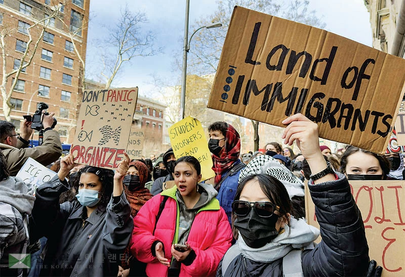  26일 뉴욕 컬럼비아대 앞에 모인 시위대가 ICE의 위장수사 행위를 규탄하고 있다. [로이터]