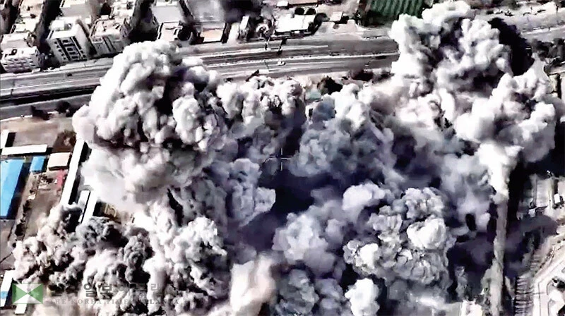  이스라엘이 ‘이란 테러 정권 본부의 붕괴’라며 공개한 지난달 28일 이란 수도 테헤란 공습 영상 한 장면. 이란 최고지도자 아야톨라 세예드 알리 하메네이가 회의 도중 폭사한 시설인 것으로 전해졌다. [로이터]