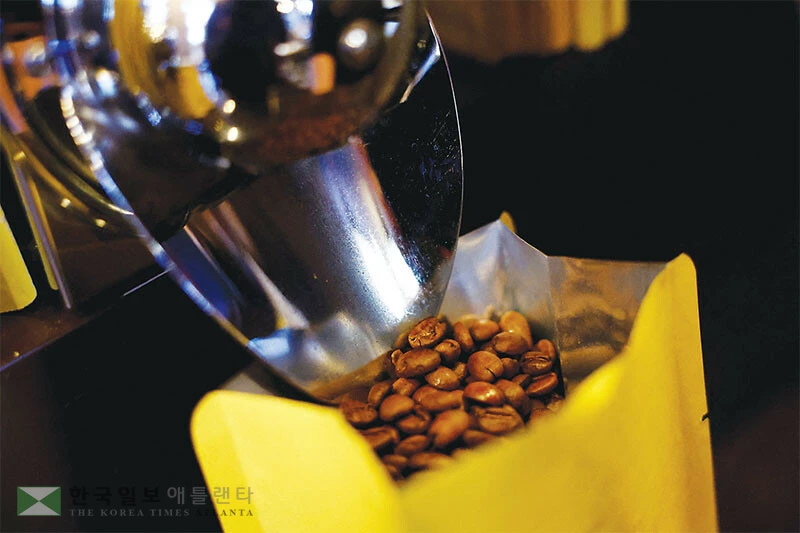  최근 커피 애호가들 사이에서 환경 문제를 생각하면서 커피를 즐기자는 ‘평생 쓸 제품 구입’(BIFL) 운동이 확산되고 있다. [로이터]