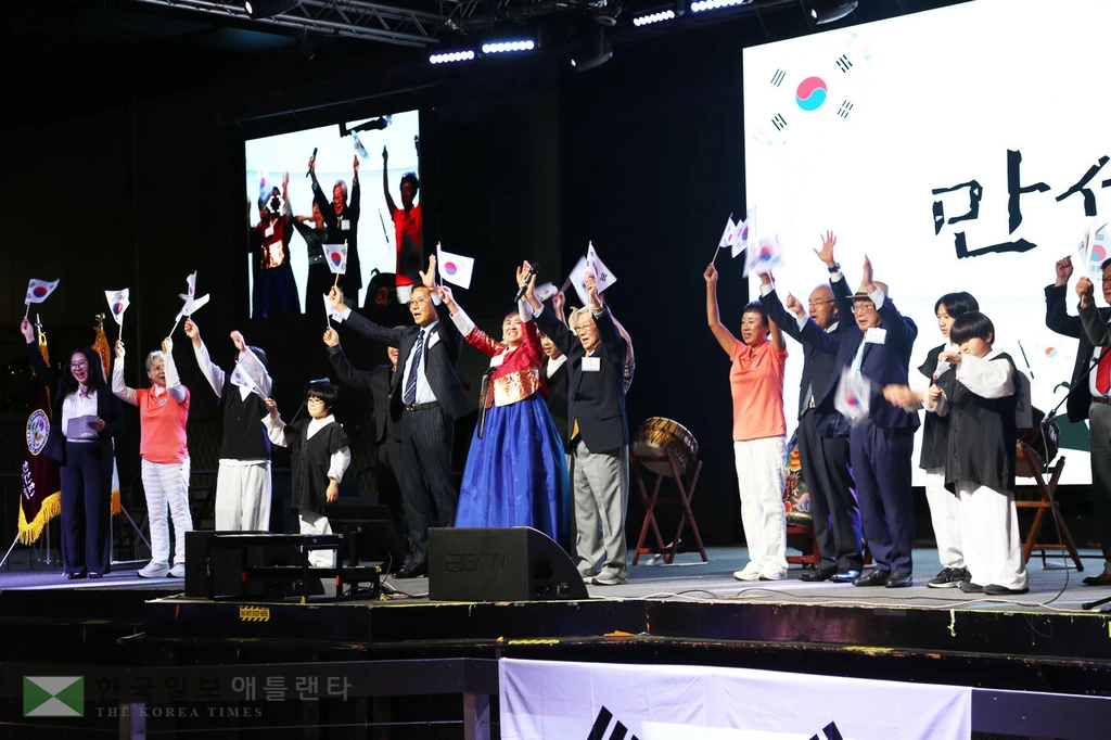 조중식 회장의 만세삼창 선창.