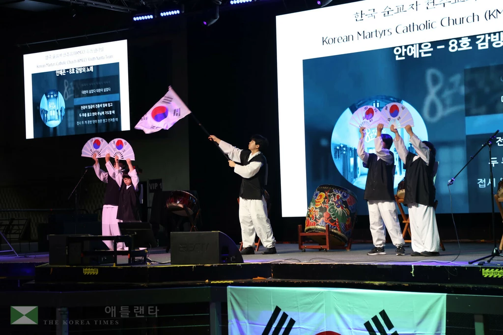 한국순교자천주교회 난타팀의 '8호 감방의 노래' 기념공연.