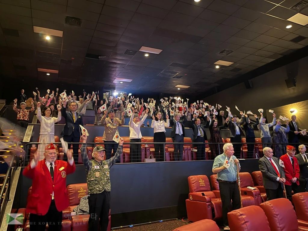 샬롯한인회 3.1절 107주년 기념식에서 참석자들이 만세삼창을 하고 있다.