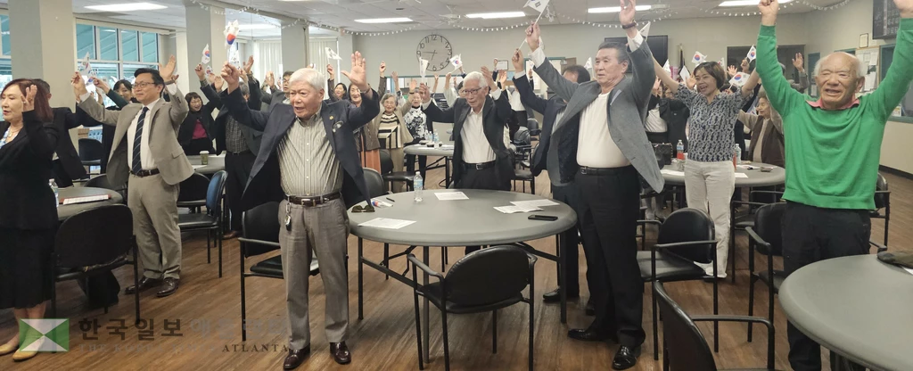 참석자들의 만세삼창.