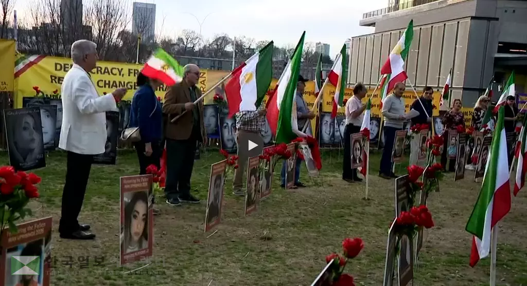 1일 저녁 열린 조지아 이란계 주민들 집회 현장에는 이란 반정부 시위 희생자 사진들도 함께 전시됐다.<사진=11얼라이브 뉴스>