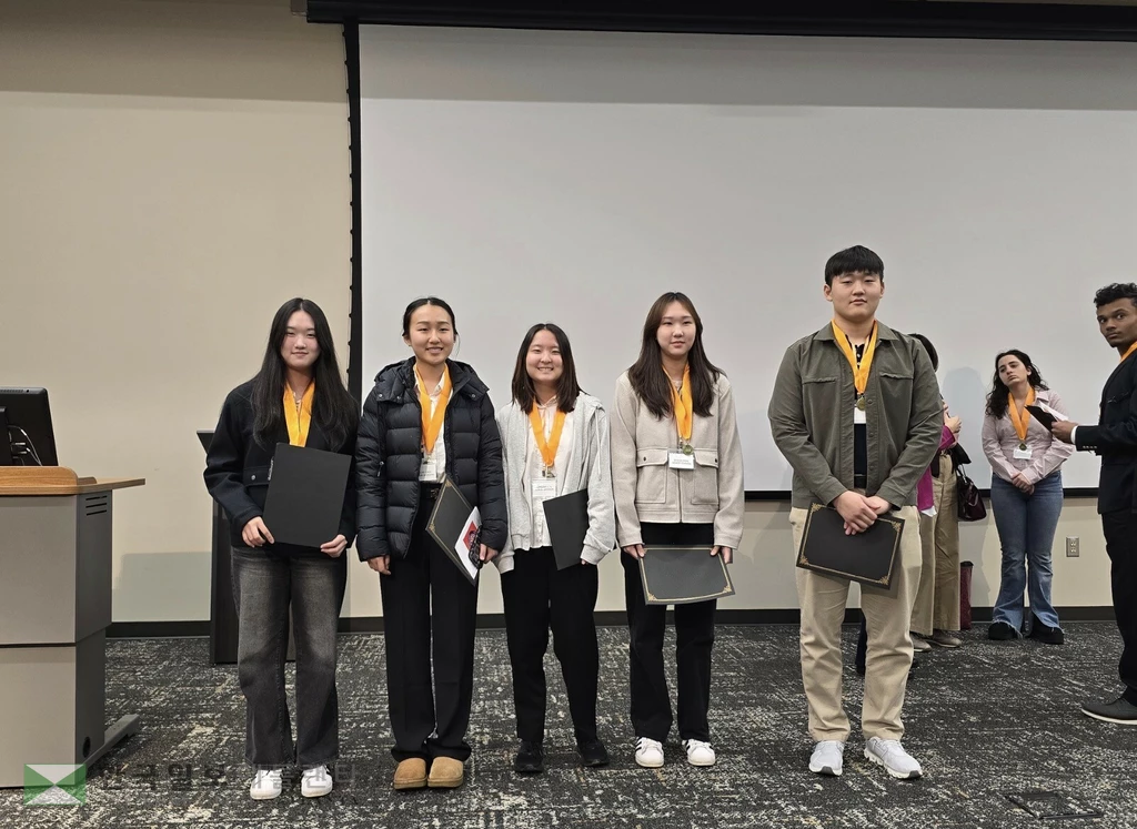 '전국 역사의 날' 지역대회를 석권한 JJ에듀케이션 학생들. 사진 왼쪽부터  박정연(10학년), Chloe Choi(10학년), Hannah Kuk(10학년), 박시연(11학년), 정진서(10학년). 