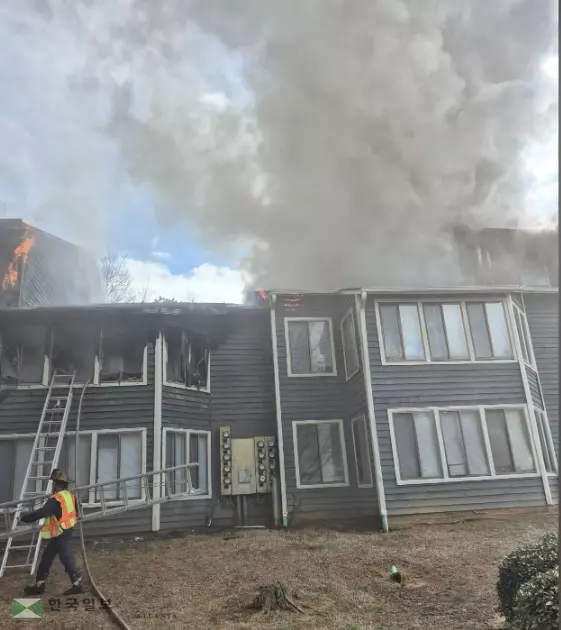 지난달 27일 로렌스빌 소재 옥스포드 아파트 단지 화재로 26명의 이재민이 발생했다. <사진=귀넷 소방국 제공>