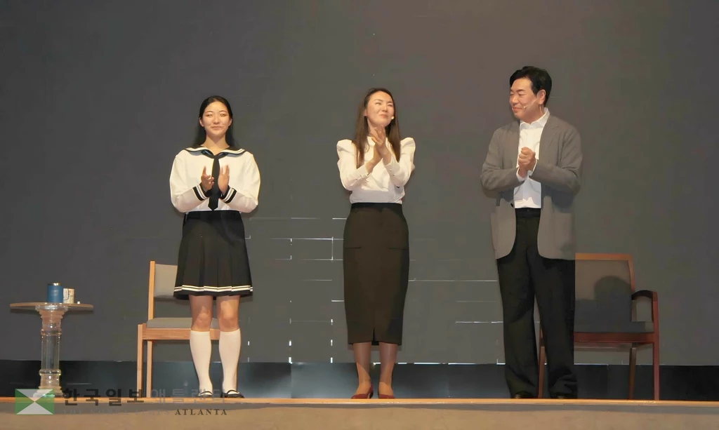 애틀랜타 한인교회 대예배실을 가득 메운 관객들은 스타라는 이름의 무게를 내려놓고 진솔한 고백을 전한 출연진들에게 뜨거운 박수갈채를 보냈으며, 사진 속 세 명의 출연진이 이에 밝은 미소로 화답하고 있다.사진 왼쪽부터, 배우 권현진,가수 윤영아,배우 김일우.