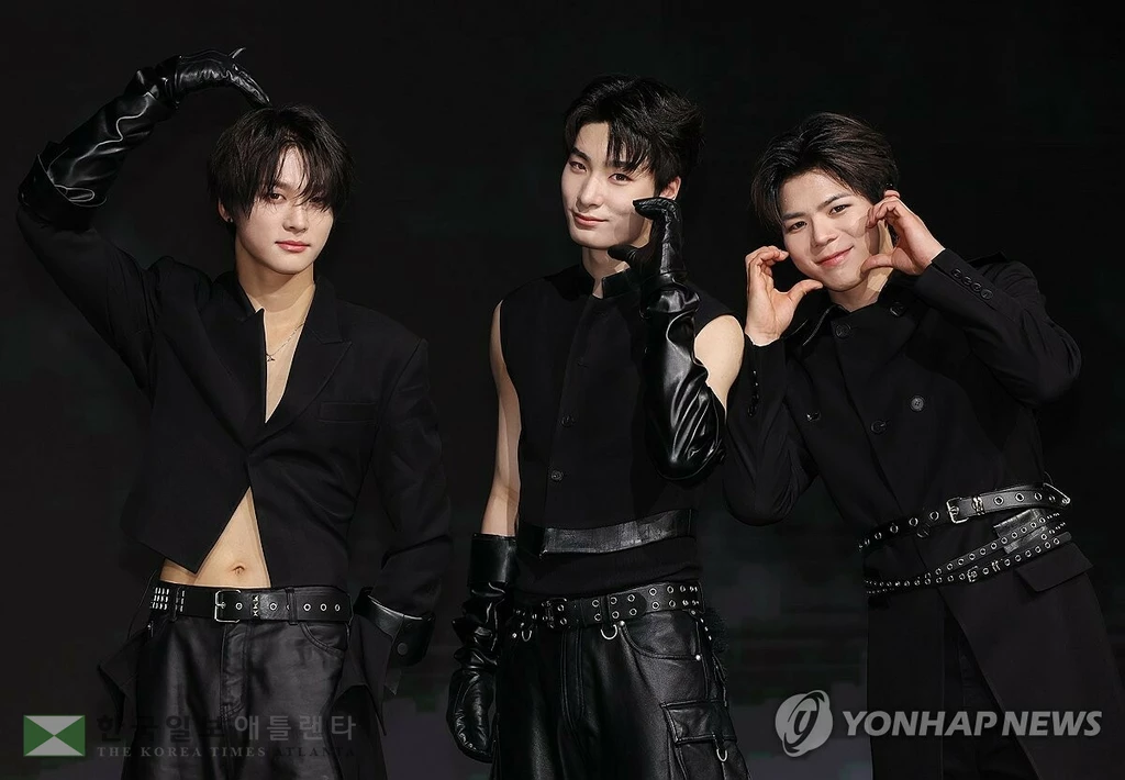 그룹 빅오션이 3일 서울 마포구 쇼킹케이팝센터에서 열린 세 번째 미니앨범 '더 그레이티스트 배틀' 언론 공개회에서 포즈를 취하고 있다. 2024년 데뷔한 빅오션은 청각 장애인으로 구성된 아이돌 그룹이다.