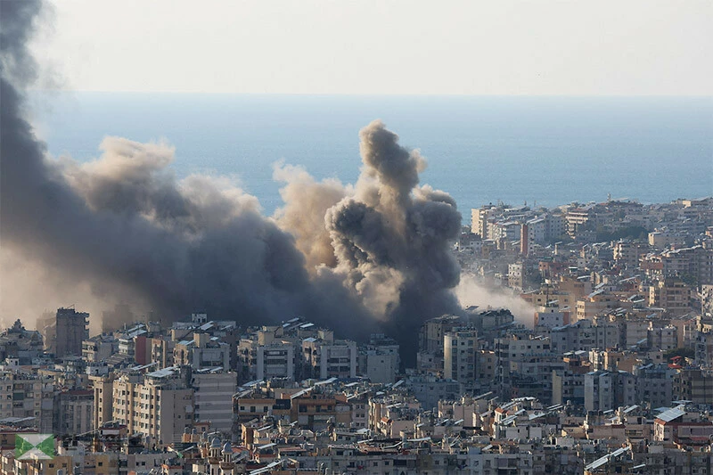  미국과 이스라엘의 이란 공습 후 레바논의 친이란 무장세력 헤즈볼라가 무력 충돌에 가세한 가운데 2일 이스라엘의 공습으로 레바논 베이루트 도심에서 폭발 후 대규모 연기가 치솟고 있다. [로이터]