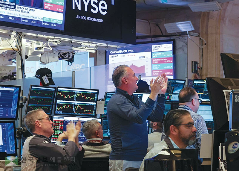  미국의 이란 공격 이후 첫 거래일인 2일 뉴욕증시가 나스닥과 S&P500 지수가 상승 마감했다. 이날 뉴욕증권거래소 직원들이 주가 상승에 박수를 치고 있다. [로이터]