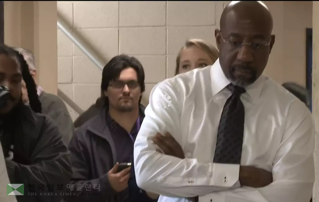 라파웰 워녹 연방상원의원이 지난달 27일 소셜서클시 상하수도 시설을 둘러보고 있다.<사진=11얼라이브 뉴스>