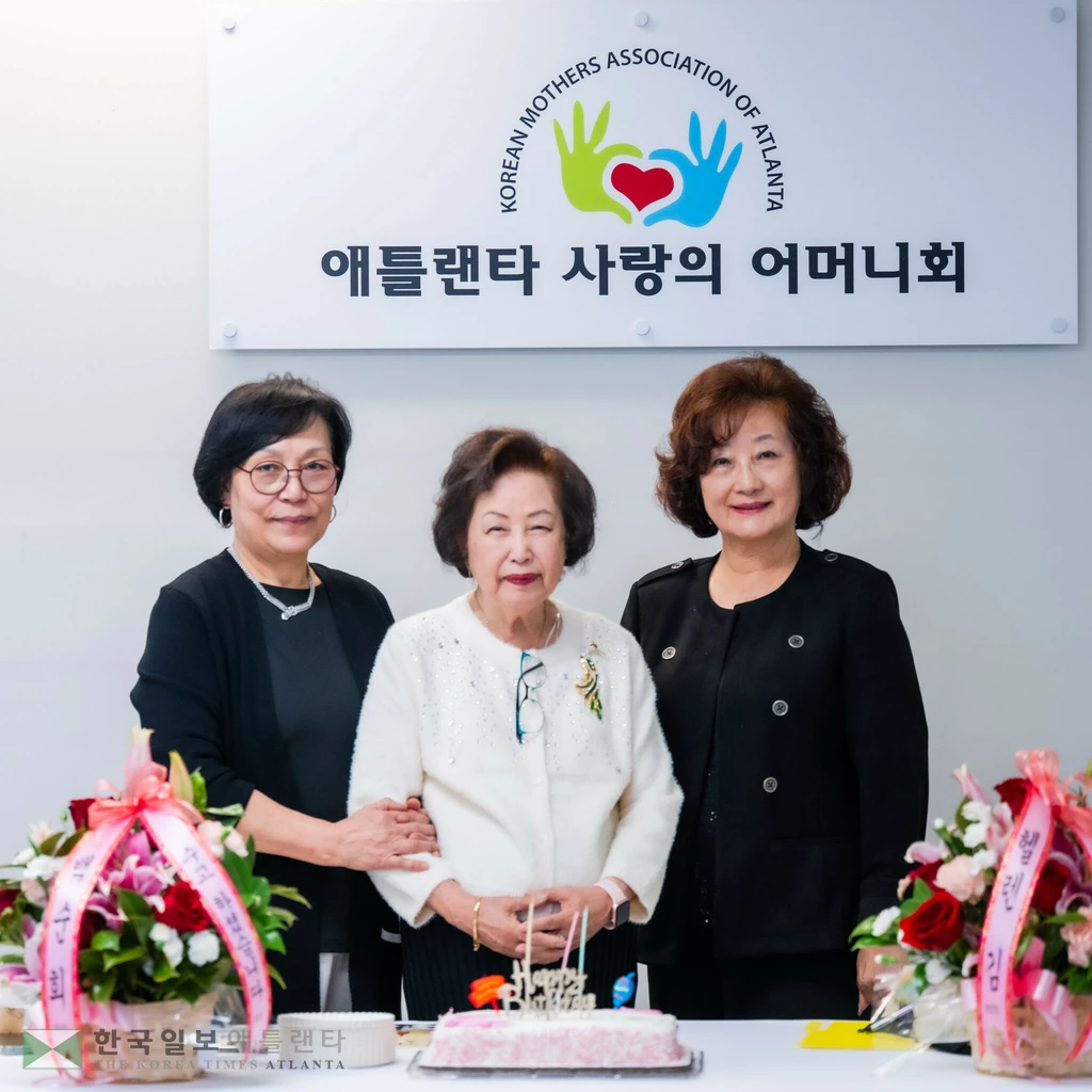 사진 왼쪽부터 황혜경 회장, 백순희 이사, 헬렌 김 신임 이사장.