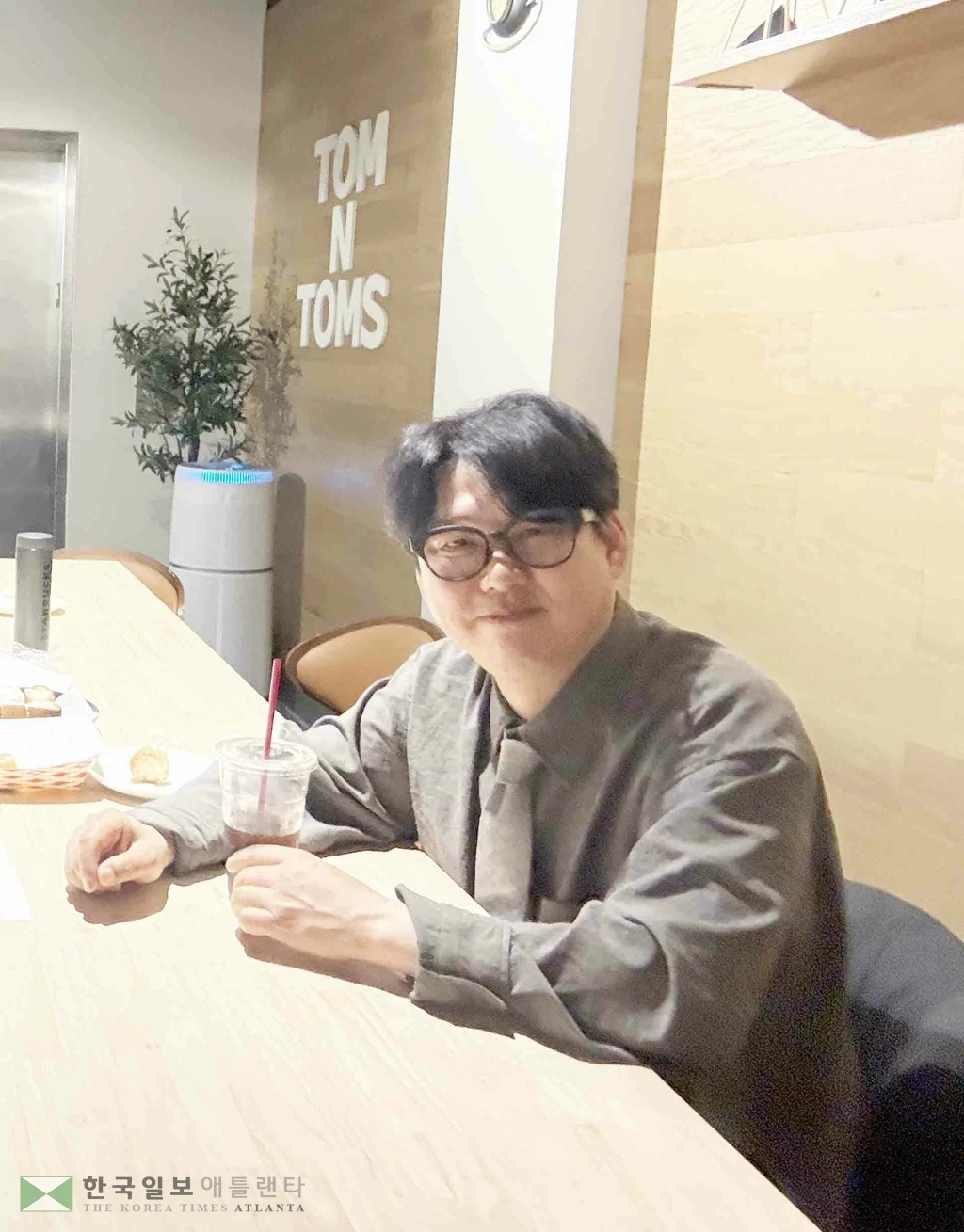 [사진 설명] "애틀랜타 팬들 만날 생각에 설렙니다" 1980~90년대 발라드의 전설, 가수 변진섭이 3일 둘루스 탐앤탐스 블랙에서 본보와 인터뷰를 진행하던 중 카메라를 향해 포즈를 취하고 있다. (사진=제인김 기자)