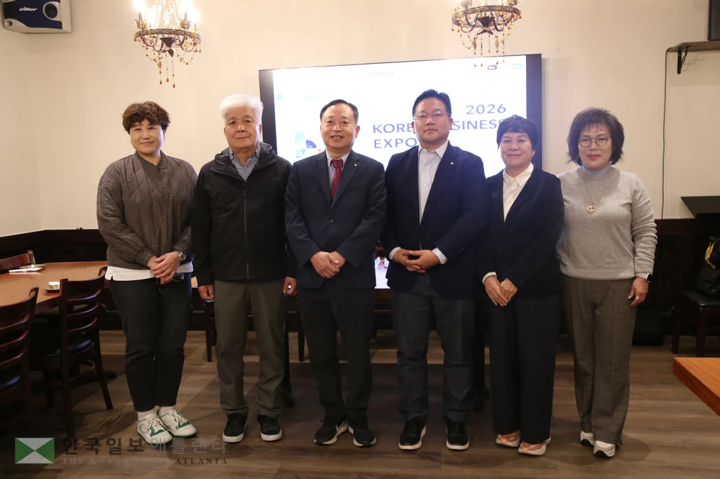 월드옥타 애틀랜타지회 임원들이 3일 3월 말 한국 강서구에서 열리는 세계대표자대회와 13일 열리는 상업용부동산 세미나에 대해 설명했다.