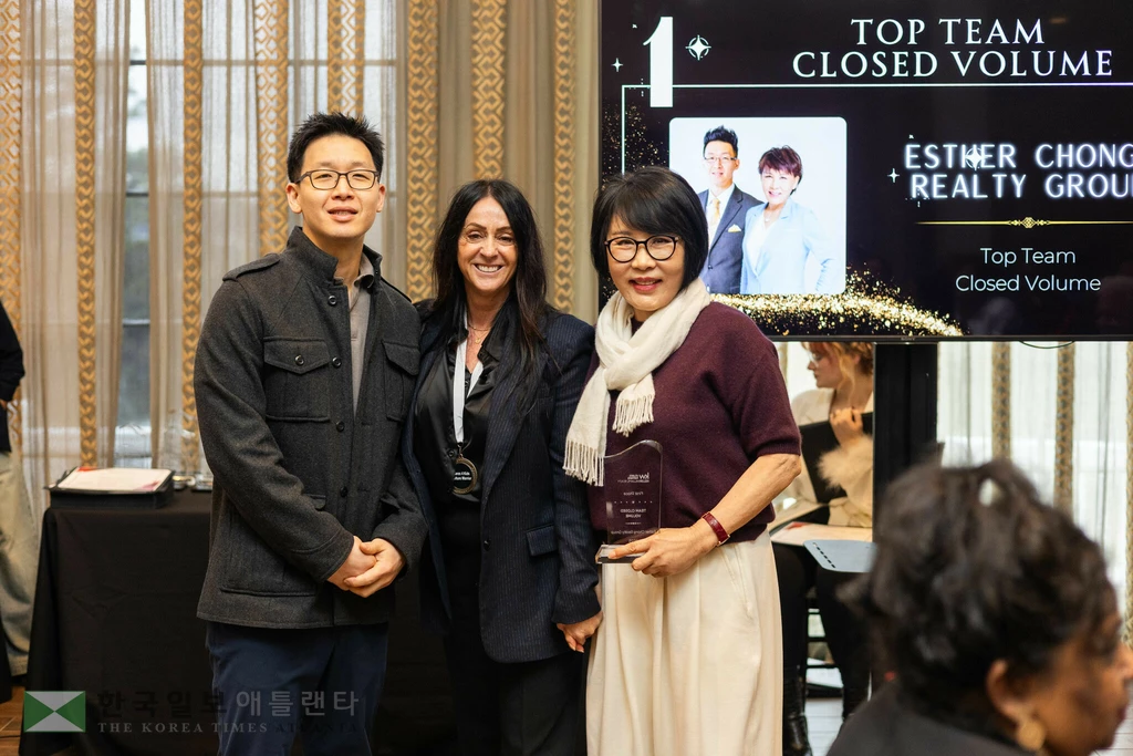 에스더 정 부동산 그룹 직원들이 한자리에 모였다. 오른쪽 에스더 정 대표.
