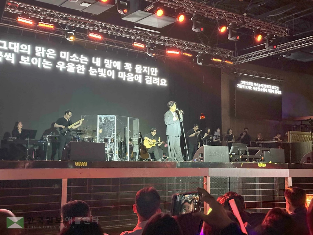 4일 애틀랜타 콜리세움에서 열린 단독 콘서트에서 가수 변진섭이 오프닝 곡인 '숙녀에게'를 열창하고 있다. 대형 스크린에 띄워진 익숙한 가사가 관객들을 단숨에 8090 시절의 '시간여행'으로 이끌었다. 