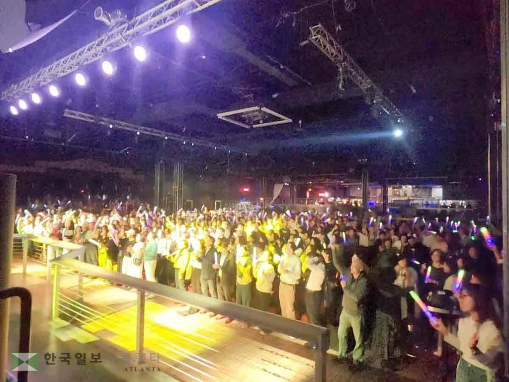 4일 애틀랜타 콜리세움에서 열린 변진섭 단독 콘서트에서 마지막 앙코르곡 ‘희망사항’이 흘러나오자, 관객들이 일제히 일어나 형형색색의 야광봉을 흔들며 열광적인 떼창을 부르고 있다.
