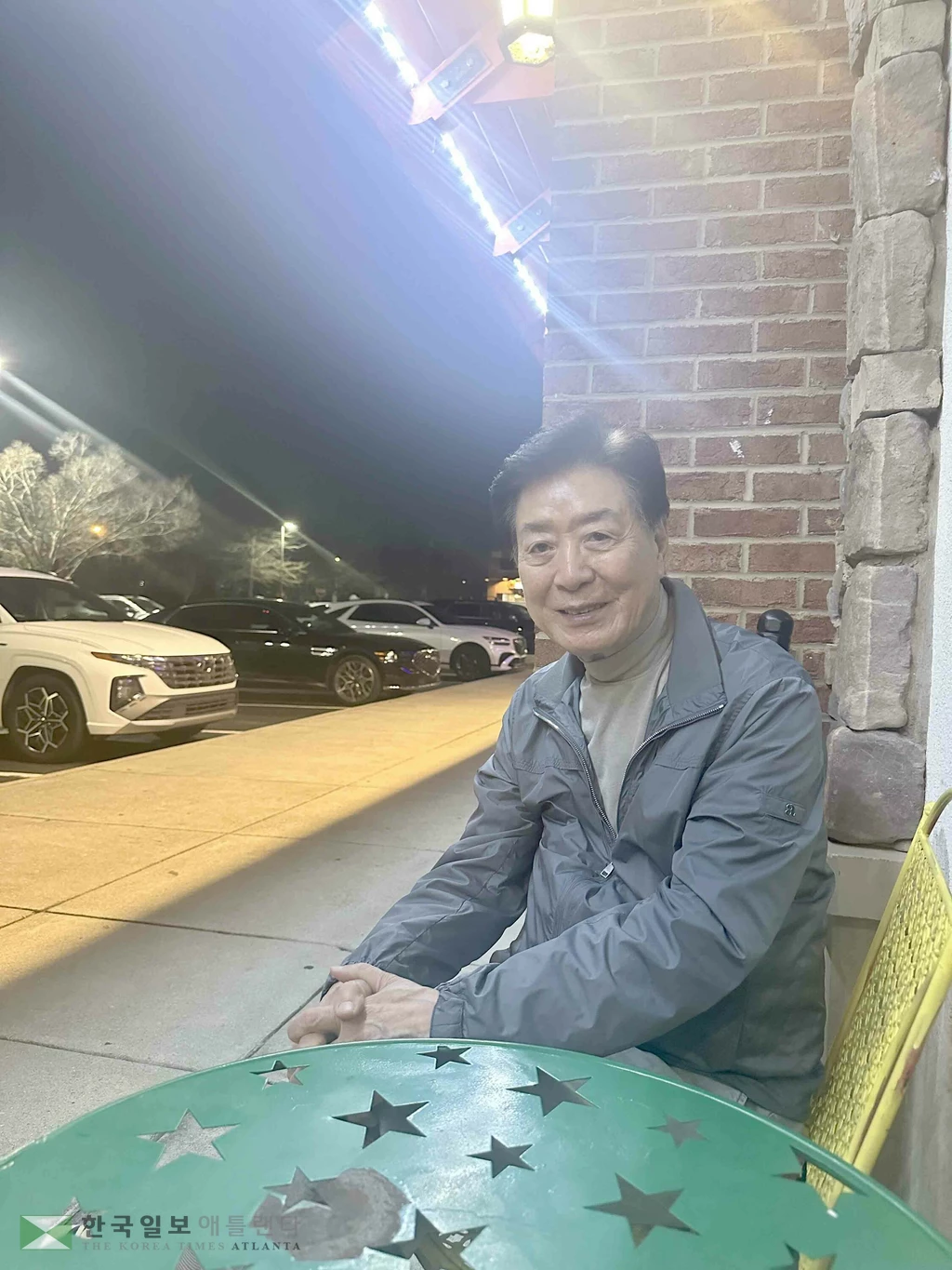 본보와 만나 60년 연기 철학과 동포들을 향한 애정을 전한 배우 이정길이 인터뷰를 마친 뒤 편안한 모습으로 포즈를 취하고 있다.