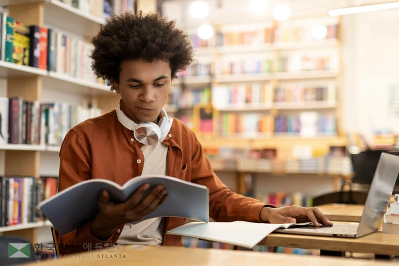 훌륭한 에세이는 초기 계획 수립과 브레인스토밍에서부터 여러 차례의 초고 작성과 최종 수정에 이르기까지 여러 단계를 거쳐야 비로소 완성될 수 있다.<사진=Shutterstock>