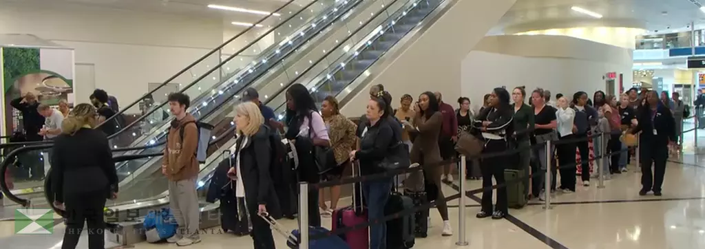 9일 오전 애틀랜타 하츠필드-잭슨 국제공항 북쪽 보안검색대 입구 밖에까지 늘어선 승객들,<사진=11얼라이브 뉴스>