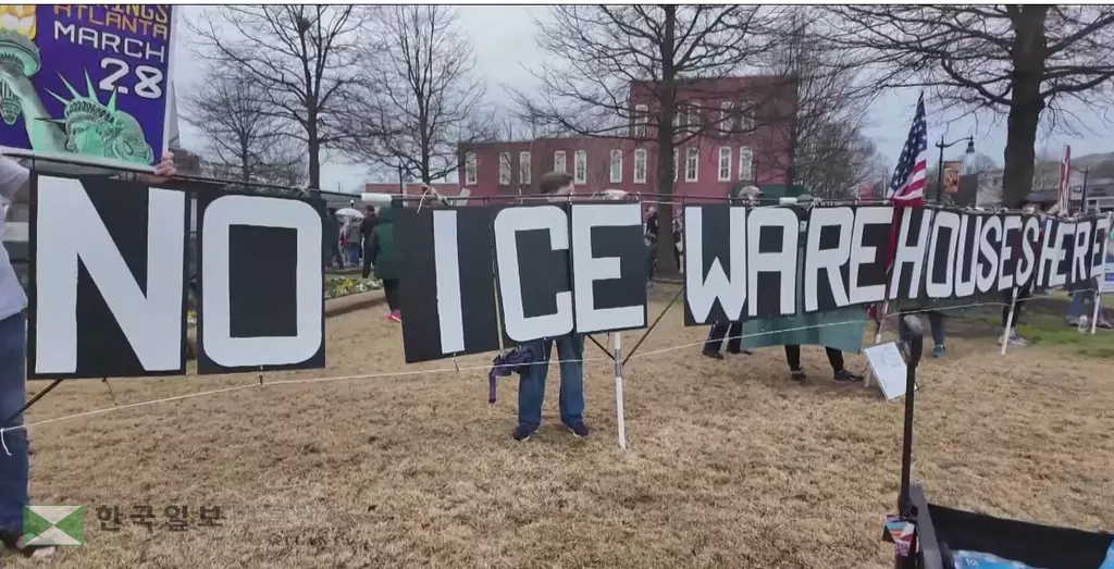 8일 월튼 히스토릭 코트하우스 앞에서 소셜서클시 주민 및 시민단체 관계자 등 100여명이 이민구금시설 반대 집회를 열었다.<사진=11얼라이브 뉴스>