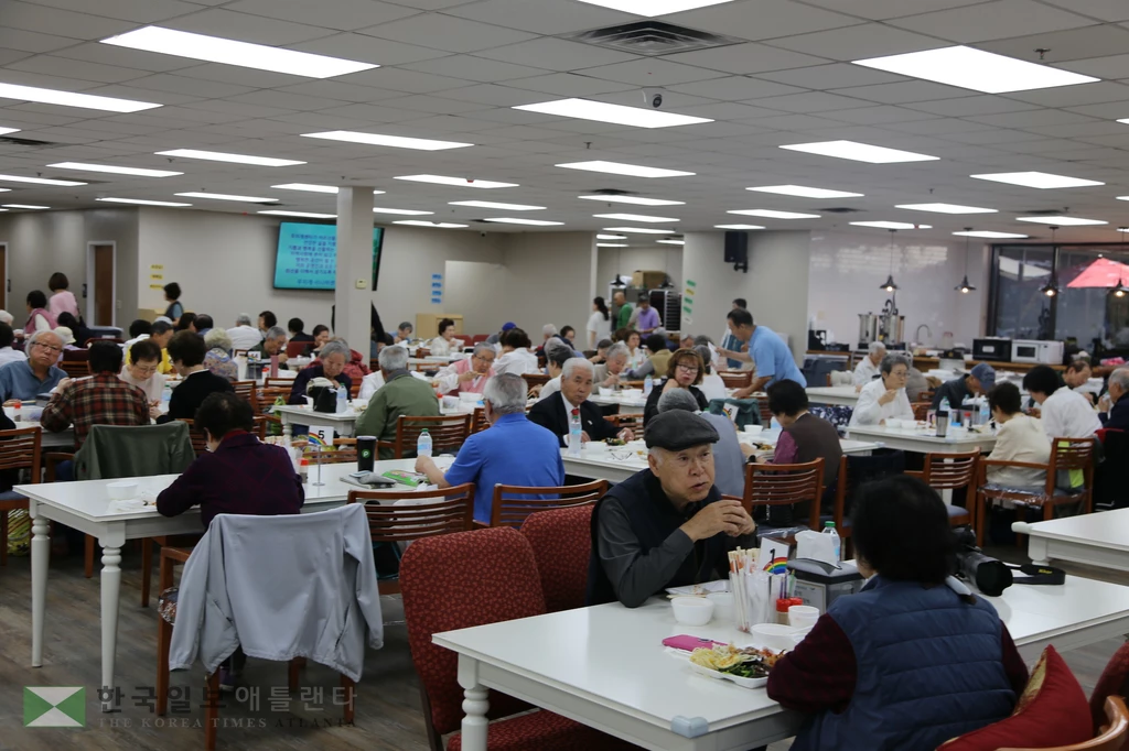 무지개 시니어 센터 회원들이 새 센터에서 9일 점심식사를 하고 있다.