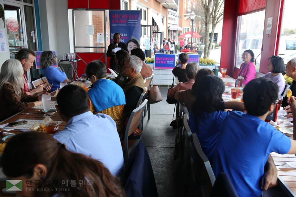 미셸 강 후보의 유권자와의 만남 시간에 한 연사가 연설하고 있다.