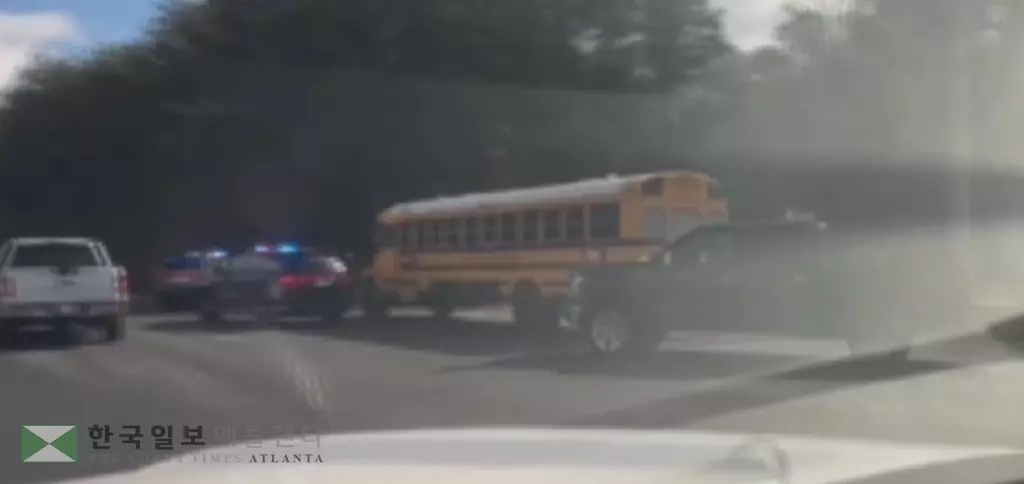 스쿨버스 추돌사고 현장.<사진=11얼라이브 뉴스=주민제공>