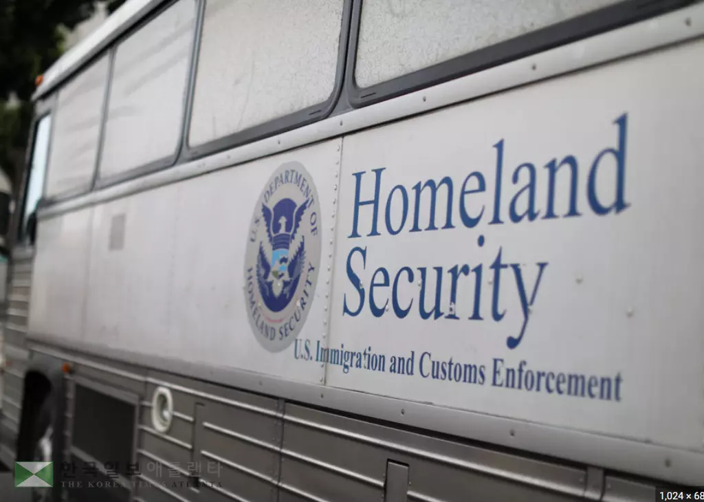 교통위반으로 체포된 수감자가 ICE 호송차량에서 탈출했다가 수시간 만에 검거됐다.<사진=PBS>