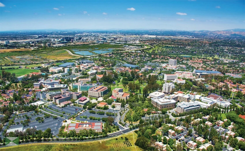 상공에서 본 UC 어바인 캠퍼스와 도시 전경. <UC어바인>
