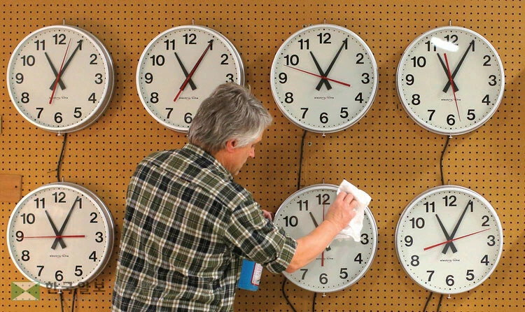  매년 3월과 11월 바뀌는 서머타임 제도에 대한 논란이 계속되고 있다. [로이터]